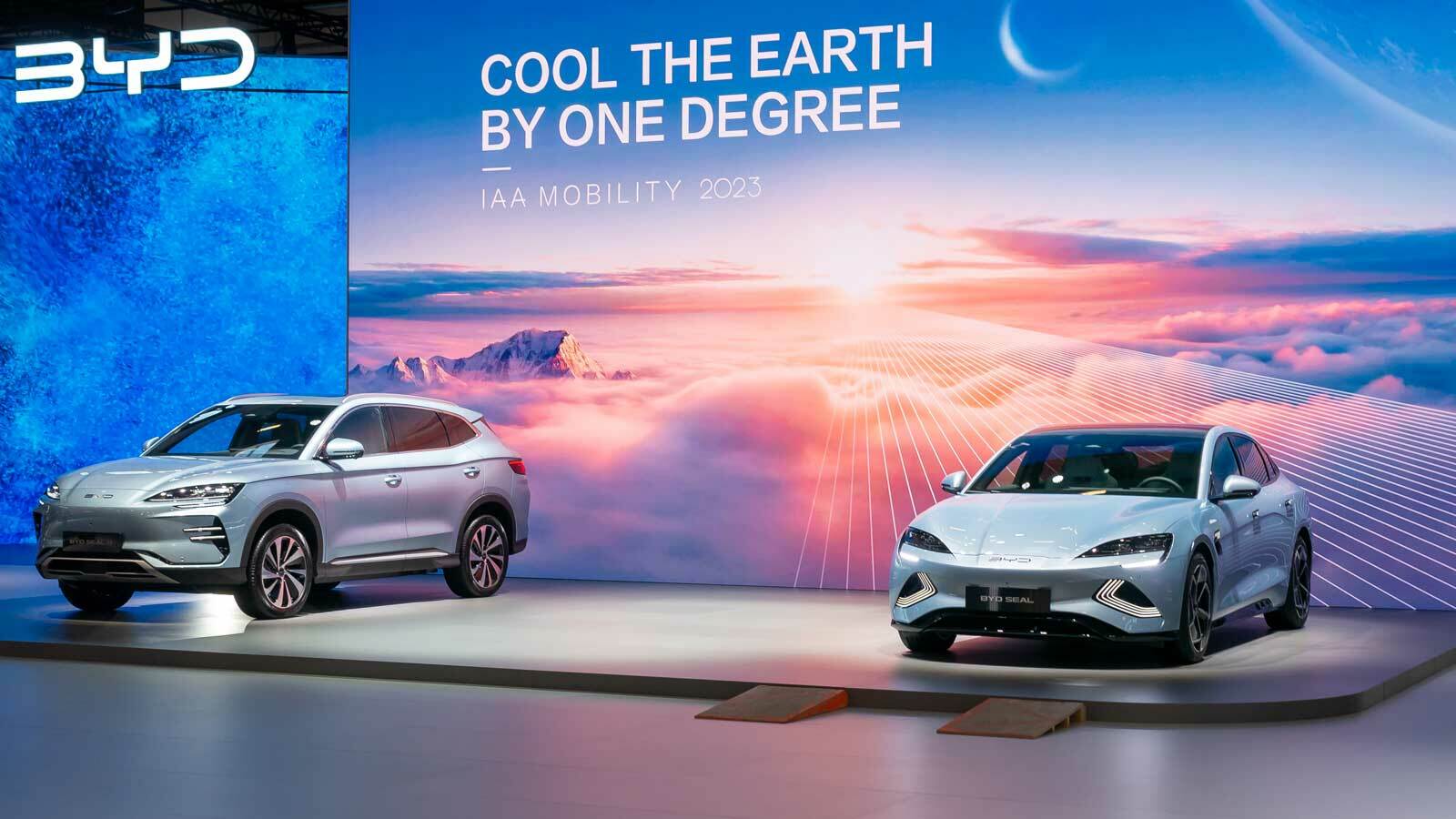 Der BYD-Messestand auf der IAA Mobility 2023, präsentiert einen hellblauen BYD Seal und BYD Seal U. Beide Fahrzeuge sind modern und stilvoll gestaltet, wobei der Fokus auf der fortschrittlichen Elektrofahrzeug-Technologie von BYD liegt.