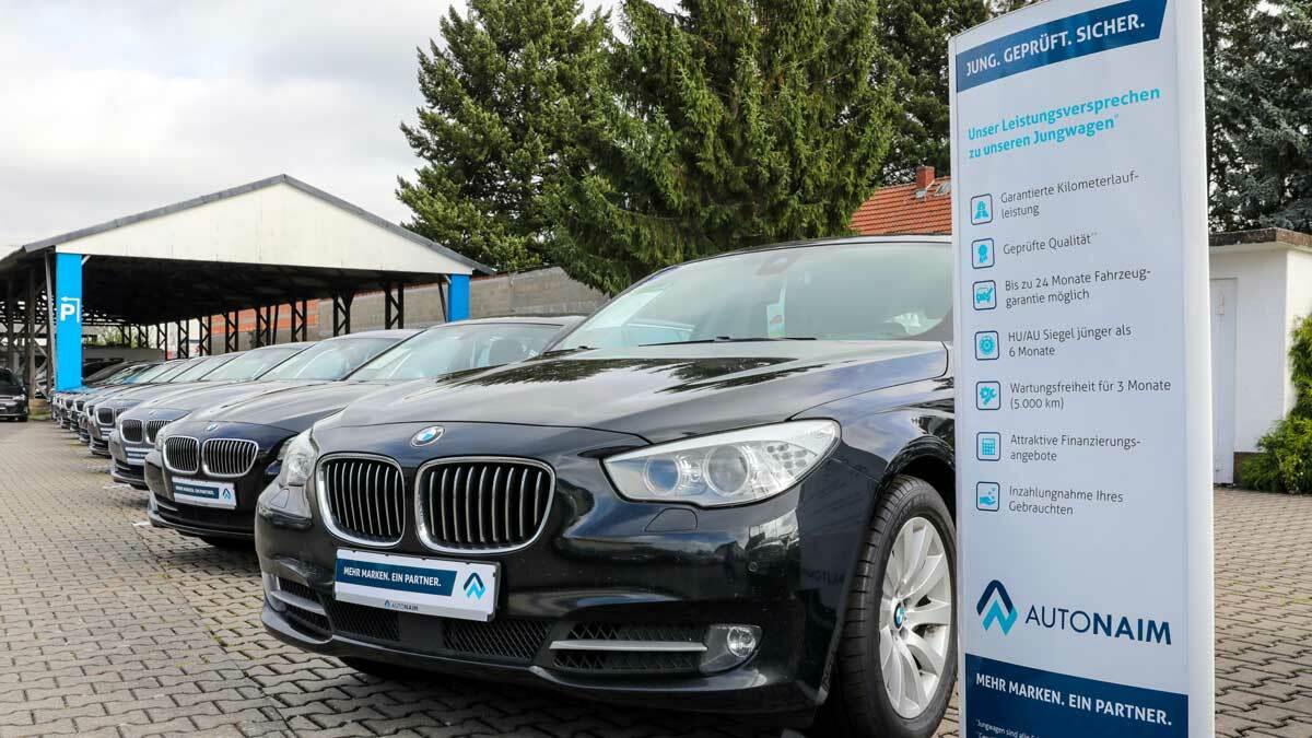 Nachdem jedes Fahrzeug unserer gründlichen Prüfung und Aufbereitung unterzogen wurde, beginnt der nächste entscheidende Schritt, bevor es zum Verkauf angeboten wird: die Erstellung des Fahrzeuginserats. Dieser Prozess ist von größter Bedeutung, um sicherzustellen, dass die potenziellen Käufer alle notwendigen Informationen erhalten und einen realistischen ersten Eindruck vom Fahrzeug bekommen.
