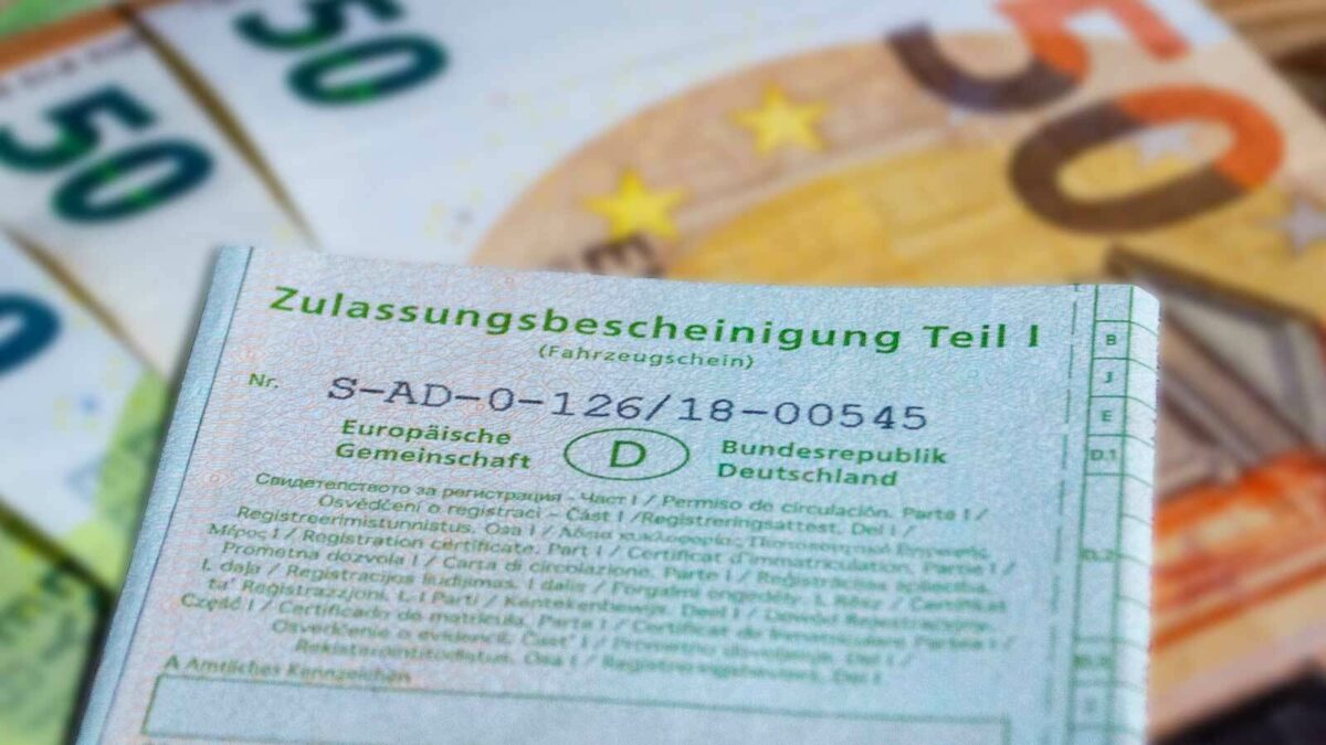 Fotografie der Zulassungsbescheinigung Teil 1, umgangssprachlich als Fahrzeugschein bezeichnet, mit relevanten technischen Daten und Halterinformationen eines Kfz.