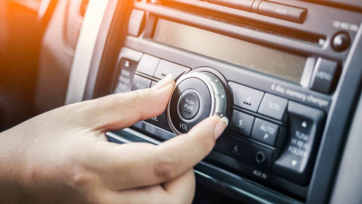 Modernes Infotainment-System in einem Auto, vollgepackt mit Elektronik und potenziellen Fehlerquellen.