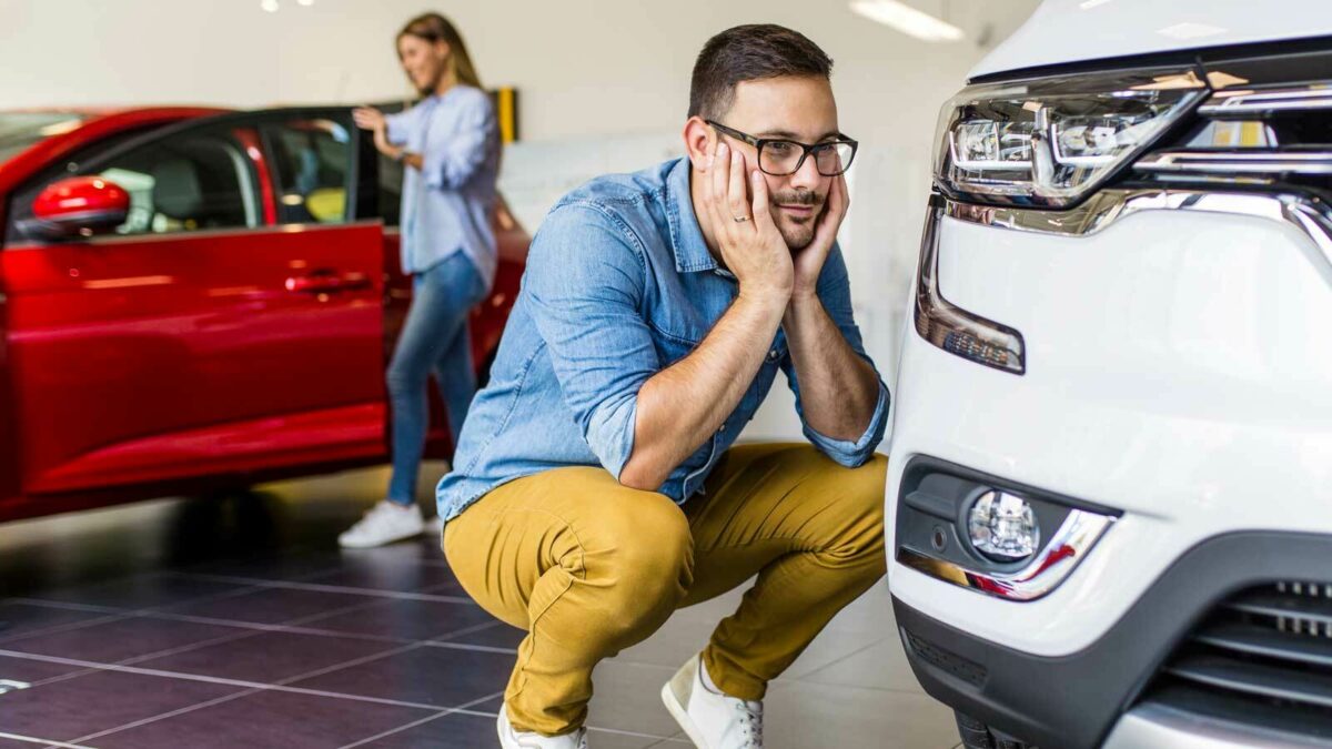Illustrativer Leitfaden für einen sicheren Autoankauf und -verkauf, mit Tipps und Schritten, um Risiken und Betrug zu vermeiden.
